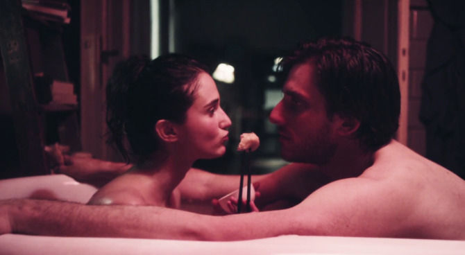 Clip esclusiva da Ricordi? Luca Marinelli e Linda Caridi nella vasca da  bagno- Film.it